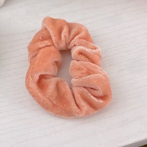 Peach colored Scrunchie . 🍑🤍